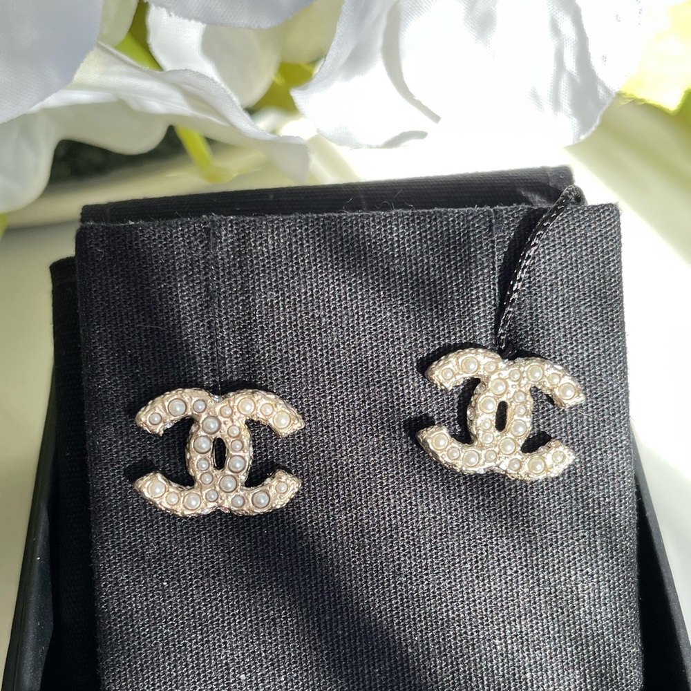 Chanel Gold White Pearly Earrings - Picture 4 of 5